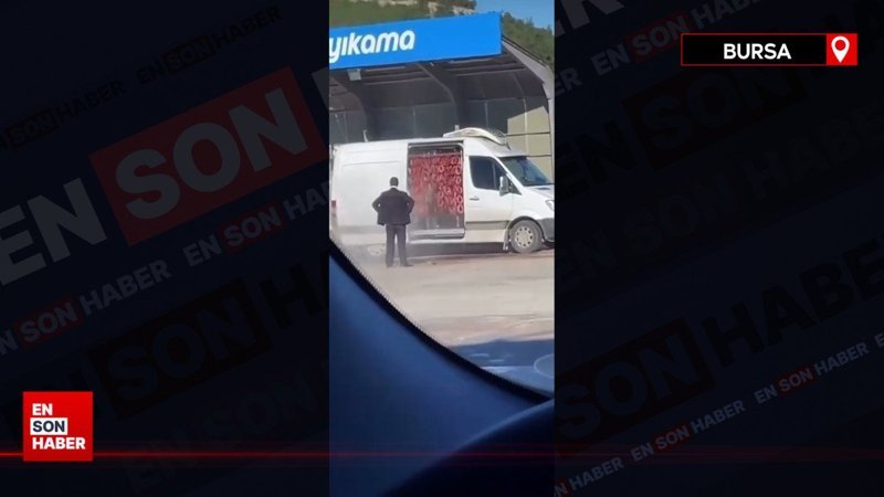 Bursa'da mide bulandıran görüntü: Oto yıkama alanında sucuk yıkadılar