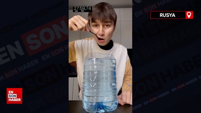Rusya'daki gençten ilginç deney: 5 litrelik suyu çatalla içti
