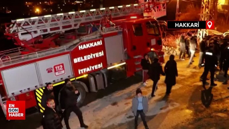 Hakkari’de dağdan kopan kaya parçaları evin üzerine düştü