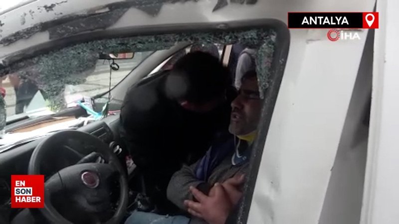 Antalya'da halk otobüsüyle hafif ticari araç çarpıştı