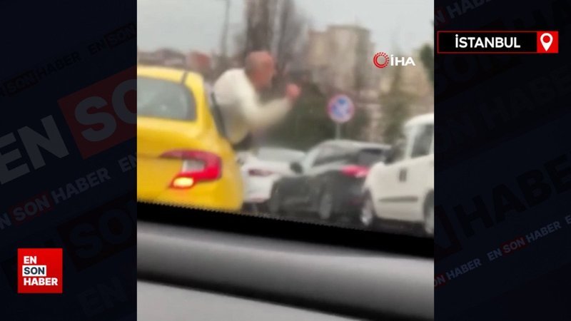 Bayrampaşa’da taksinin camından sarkan şahıs alkol içip dans etti