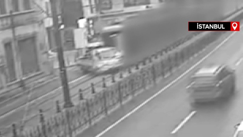 Karaköy'de tramvay kamyonete çarptı