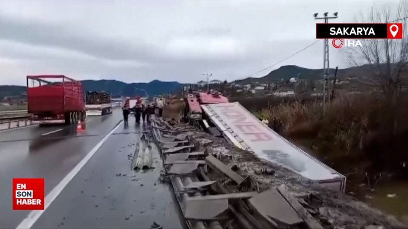 Sakarya'da gördüğü kazayı kayda alarak spiker gibi anlattı
