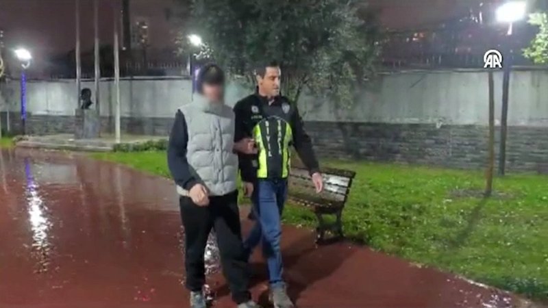 Kağıthane'de seyir halindeki otomobilin önünü kesen sürücü yakalandı