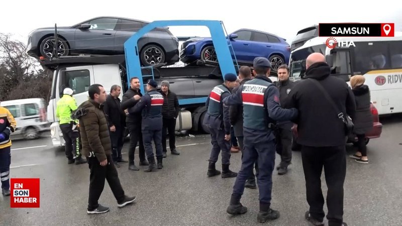 Samsun'da kavşağa dönen tır anaokulu servisine çarptı