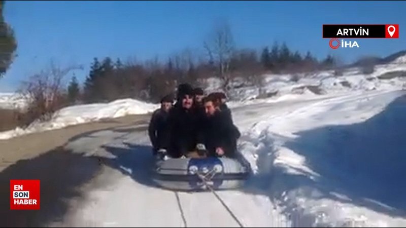 Artvin'de araçlarına bağladıkları rafting botuyla kar üstünde eğlendiler