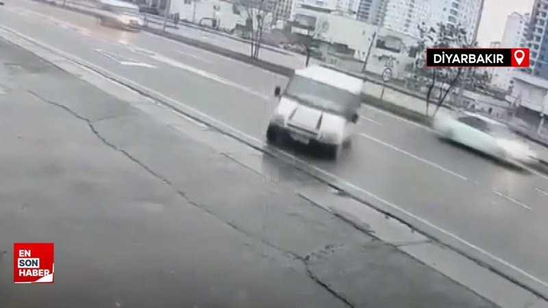 Diyarbakır’da feci kaza: Minibüs büfeye daldı, 6 öğrenci yaralandı