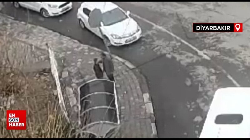 Diyarbakır’da iki öğretmenin sokaktaki tekme ve yumruklu kavgası