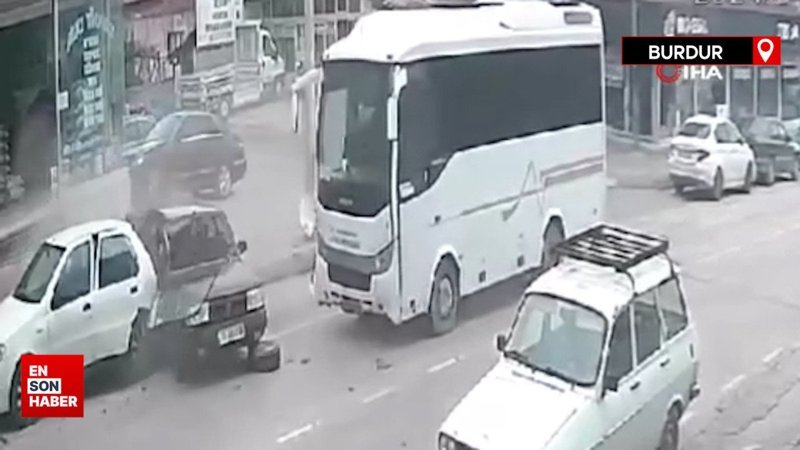 Burdur'da iki aracın arasında kalmaktan kıl payı kurtuldu