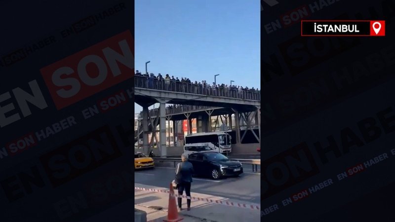 Metrobüs duraklarındaki kuyruğun sonu gelmedi
