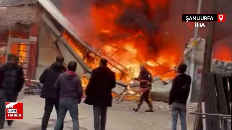 Şanlıurfa’da sünger deposu alev alev yandı