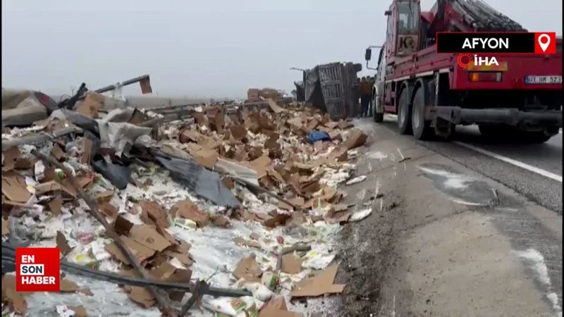 Afyonkarahisar’da toz şeker yüklü tır refüje girerek devrildi