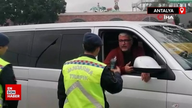 Antalya'da jandarma alkolmetreyi üfletmek için yarım saat dil döktü