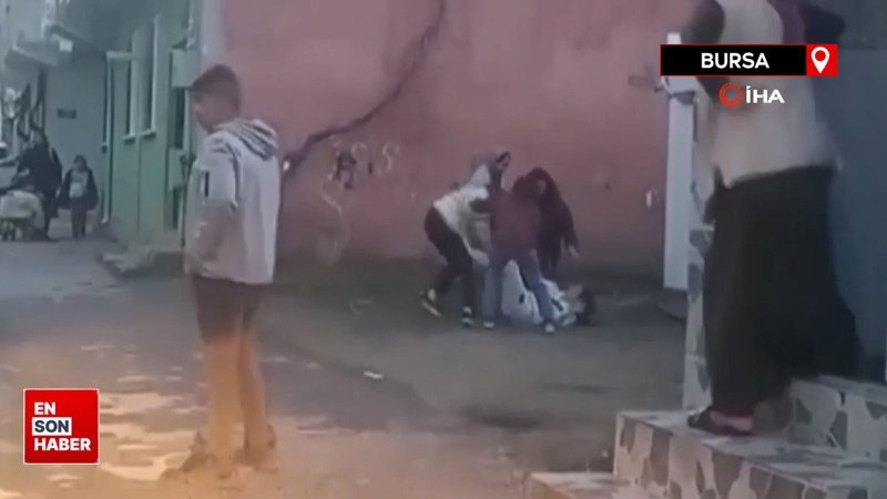 Bursa’da gürültü kavgasına tutuşan kızlar saç baş birbirine girdi