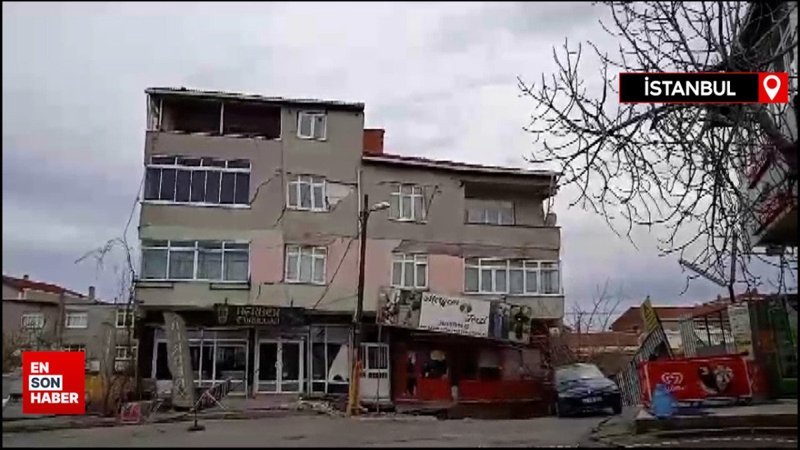 Ümraniye'de metro çalışması: Önce yol çöktü ardından bina yıkıldı