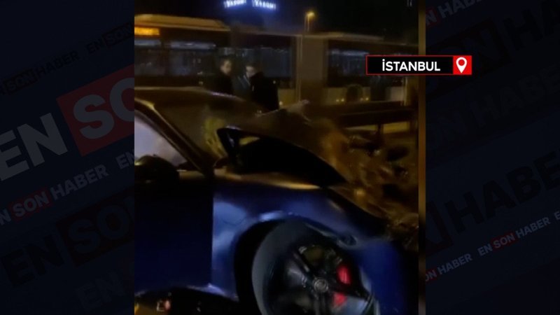 Zeytinburnu'nda lüks otomobil belediye aracına çarptı