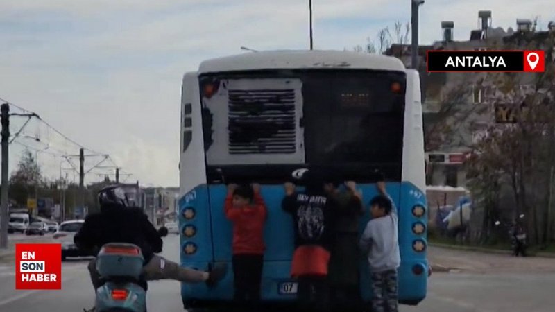 Antalya'da otobüse tutunan patenli çocukları tekmeyle uyardı