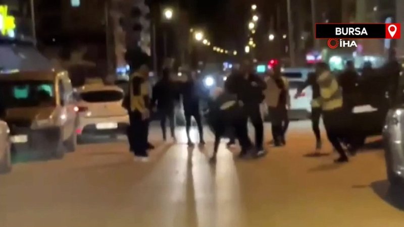 Bursa’da yol verme kavgasında sokak ringe döndü