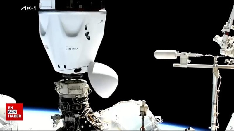 Crew Dragon'ın uzay istasyonuna kenetlenme anı