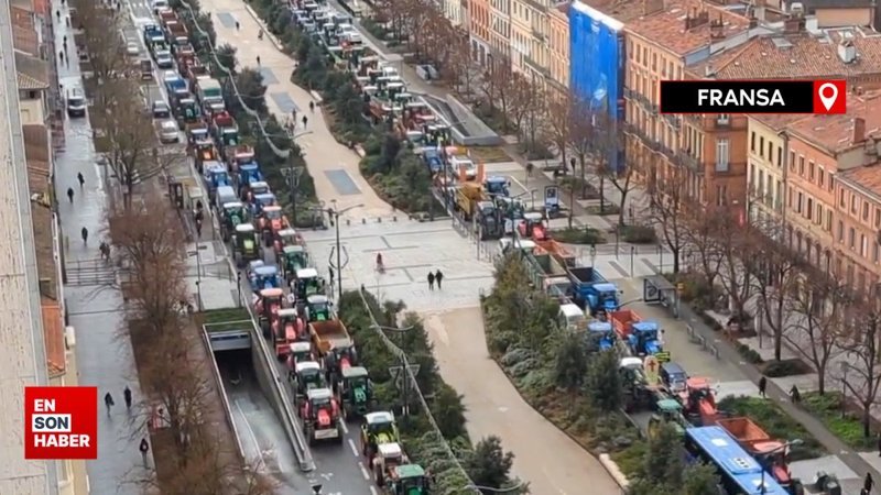 Fransa'da çiftçiler otoyolu trafiğe kapattı