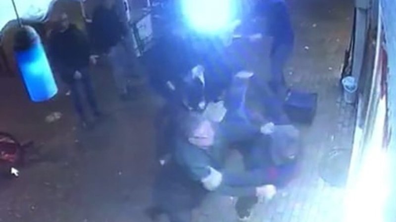 Bursa'da çivili sopaların kullanıldığı kavga kamerada