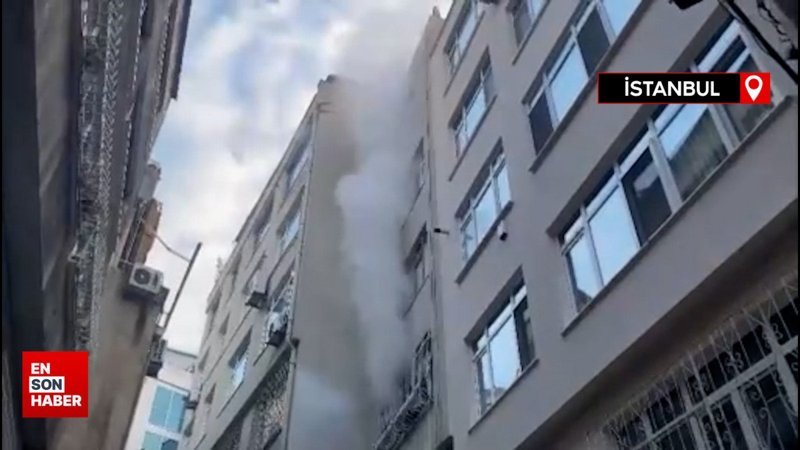 Beyoğlu’nda binada çıkan yangın korkuttu