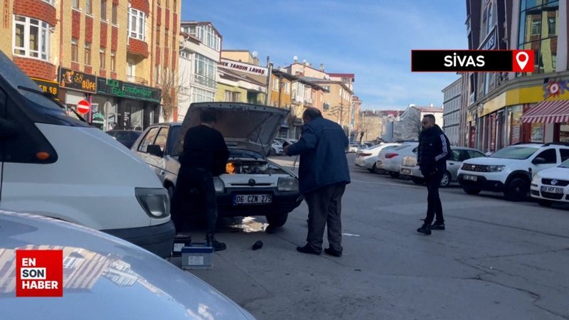 Sivas'ta otomobilin motoru yandı: Sürücü montuyla söndürmeye çalıştı