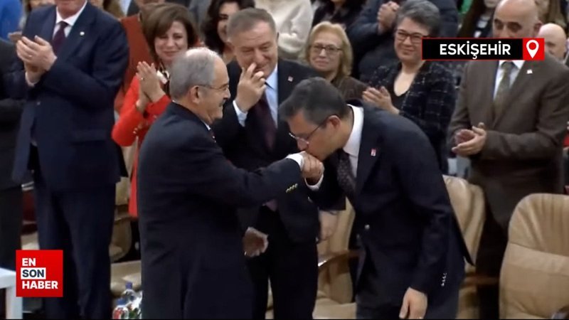 Özgür Özel Yılmaz Büyükerşen'in elini öptü