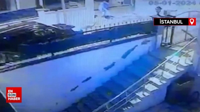 Beylikdüzü'nde park halindeki araçtan 400 bin liralık kıyafet çalındı