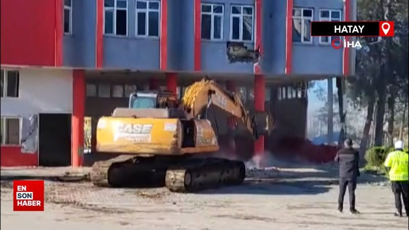 Yıktığı binanın altında kalmaktan son anda kurtuldu