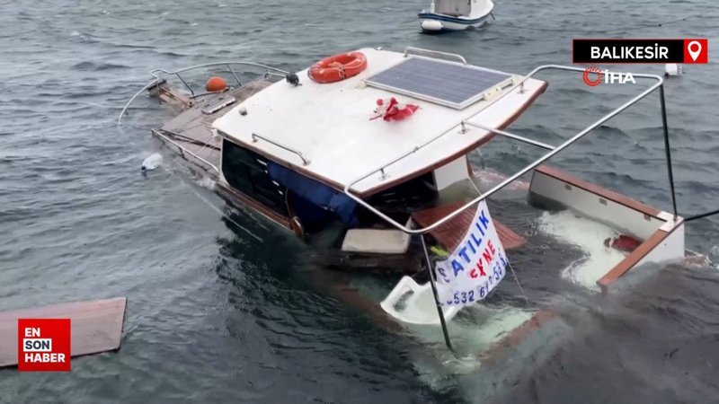 Balıkesir'de limana bağlı tekne, sahibinin gözleri önünde suya gömüldü