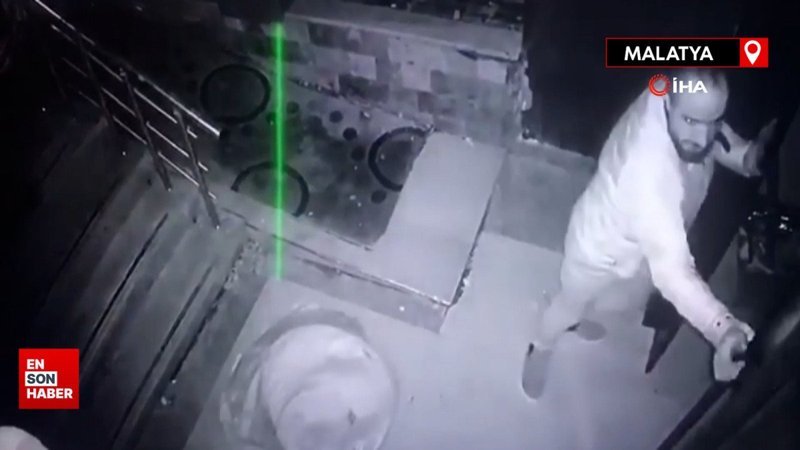 Hasarlı binadaki hırsızlık anları kameraya yansıdı