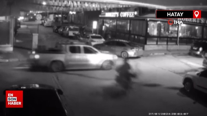 Hatay'da motosikletin pikaba çarptığı feci kaza kamerada
