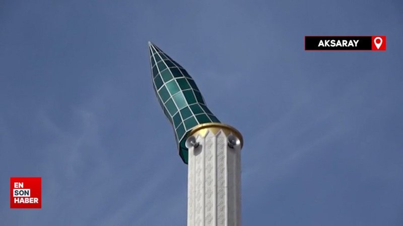 Aksaray'da şiddetli rüzgar caminin külahını söktü