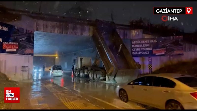 Gaziantep’te dorsesi açılan tır üst geçide sıkıştı