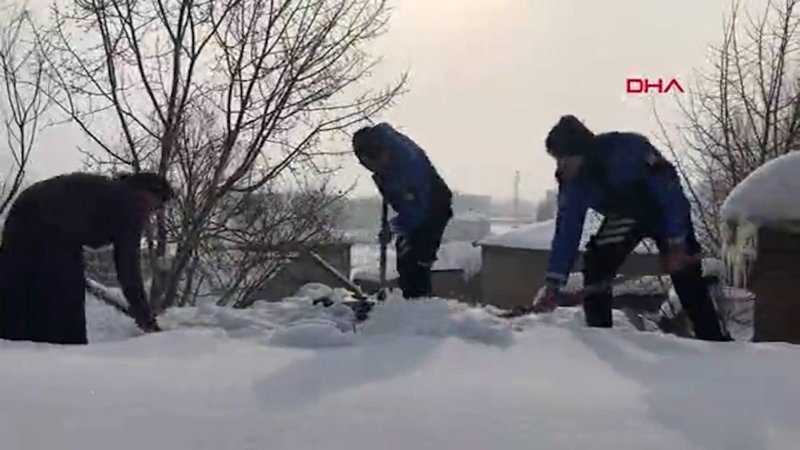 Hakkari'de polislerden yaşlı kadına yardım eli