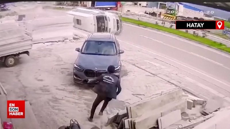 Hatay'da kamyonet ile işçi servisinin çarpıştığı kaza kamerada