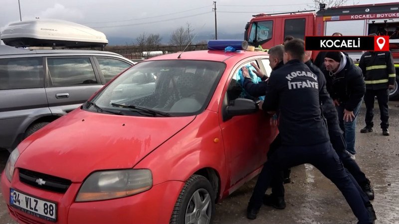Kocaeli'de 10 aylık bebek araçta mahsur kaldı