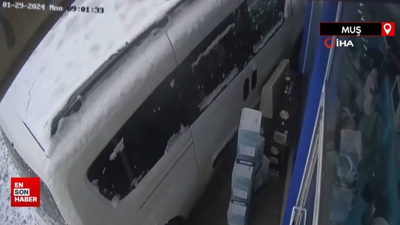 Muş'ta park halindeki araca arkadan çarptı, araç mağazaya daldı