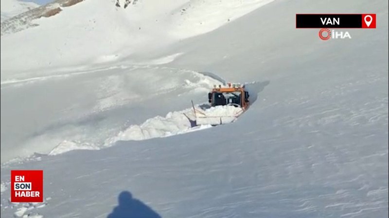 Van’da kar kalınlığı iş makinesinin boyunu aştı