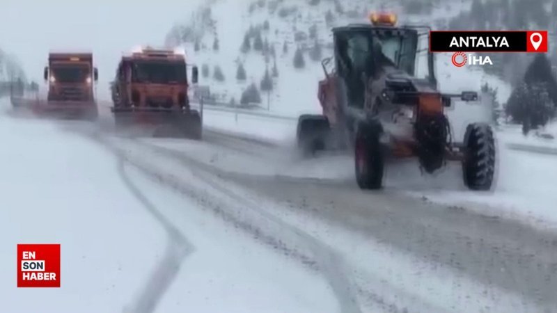 Antalya-Konya kara yolunda ekiplerin yolu açık tutma çabası