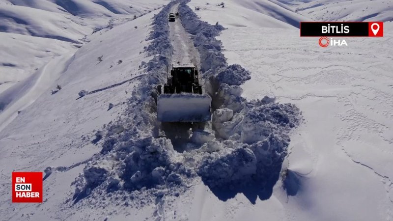 Bitlis’te 4 metreyi bulan karlı köy yolları