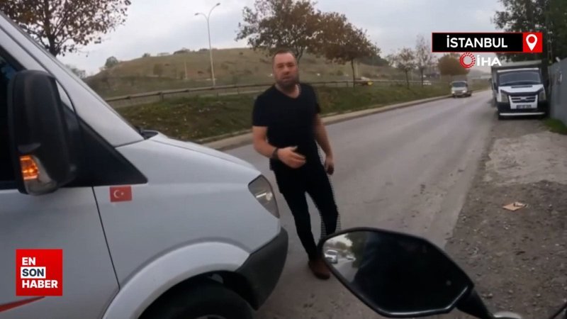 Pendik’te kendisine baktı diye motosikletliyi yolda sıkıştırdı