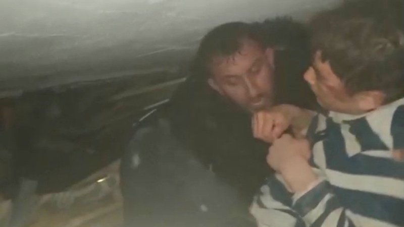 Kahramanmaraş'ta itfaiyeci baba oğlundan önce diğer yaralıların yardımına koştu