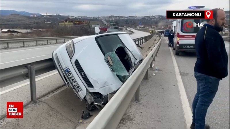 Kastamonu'da araç bariyerlere asılı kaldı