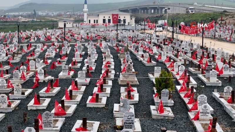 Hatay’da deprem mezarlığı bayraklarla donatıldı