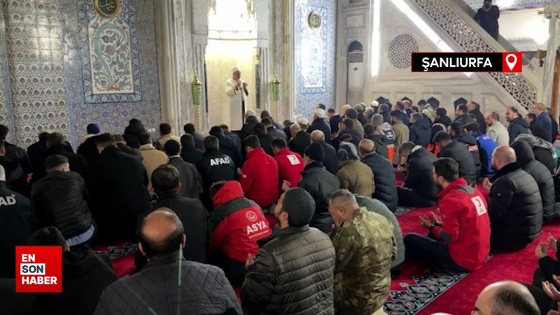 Depremlerde hayatını kaybedenler için sabah namazında dua edildi