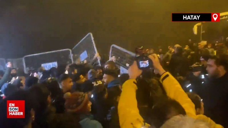 Hatay'da deprem anmasında provokasyon: Polis barikatını yıktılar