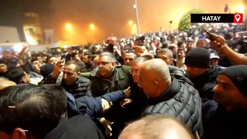 Hatay'daki Sessiz Yürüyüş'te Lütfü Savaşa'a tepki