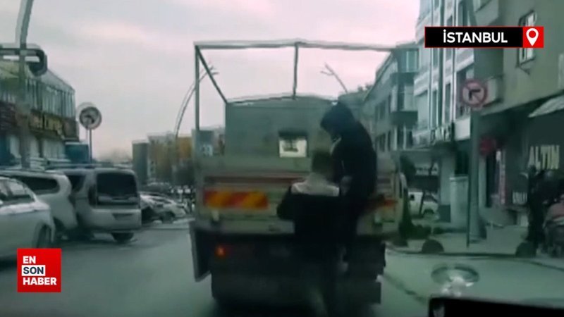 Sultangazi'de kamyonet kasasında tehlikeli yolculuk